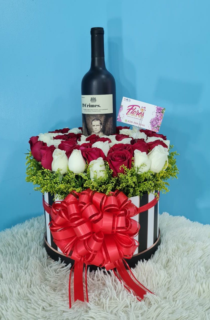 Arreglo en rosas en una caja con flores para cumpleaños, amor y amistad