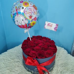 Caja de rosas y arreglo de flores